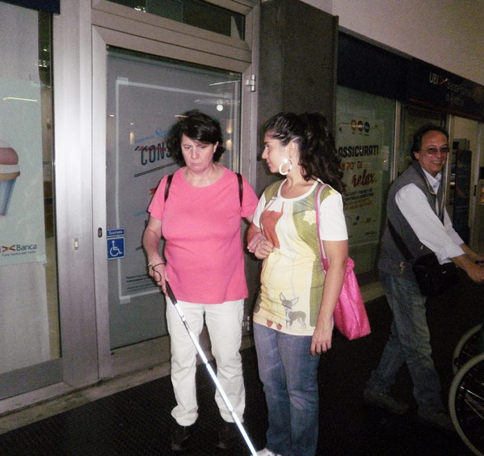 shopping non vedenti con accompagnatore Napoli