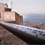   “Follow the shape”   obra de Paolo Puddu, que muestra una descripción de los lugares de la ciudad en Braille (en italiano) en el pasamanos de la terraza panorámica de la Piazza d'Armi de Castel Sant’Elmo.
